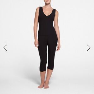SKIMS Soft Lounge Deep Plunge Tank
Color onyx, size XS